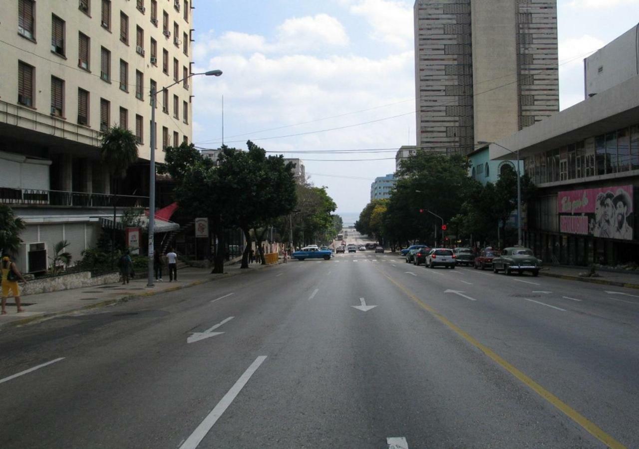 Sra. Cris Vedado Hotel Havana Exterior photo