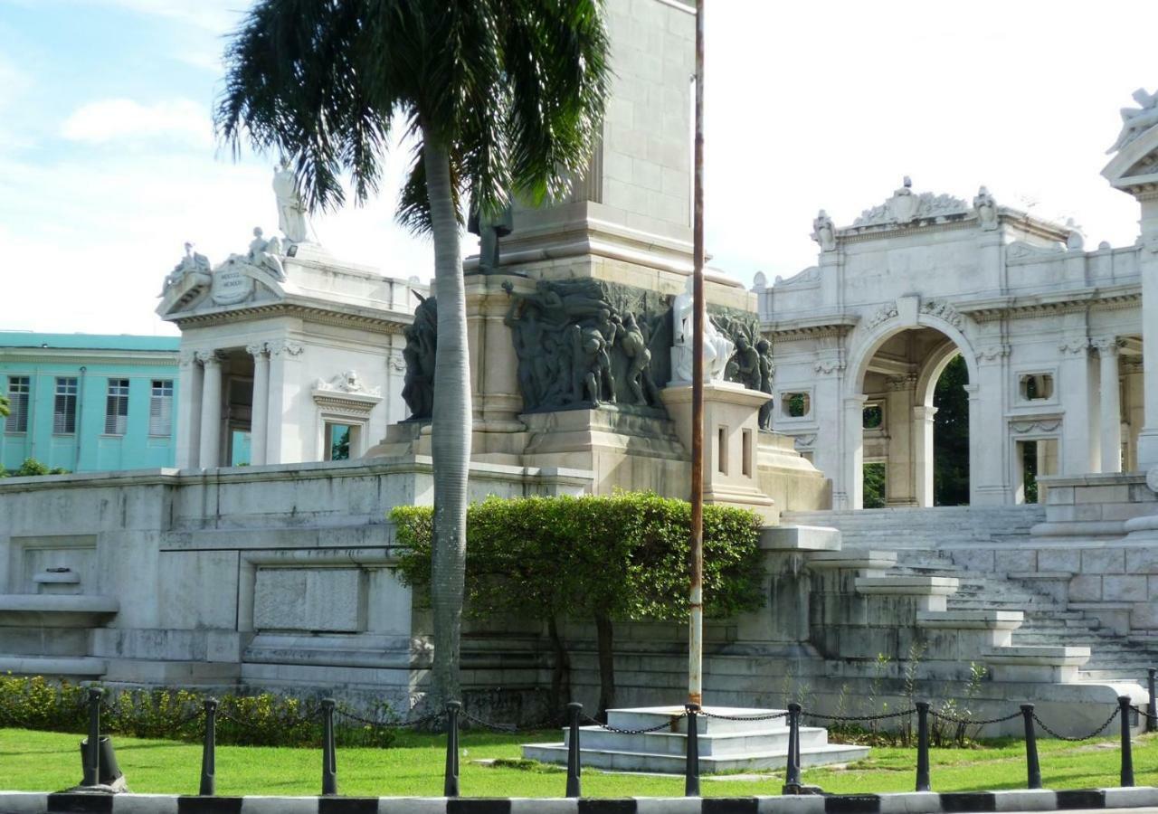 Sra. Cris Vedado Hotel Havana Exterior photo