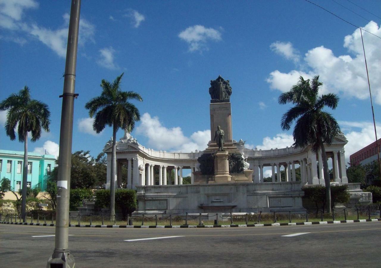 Sra. Cris Vedado Hotel Havana Exterior photo